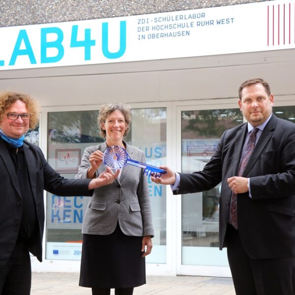 Schlüsselübergabe beim „Lab4u“ – Ein zdi-Schüler:innenlabor in Oberhausen