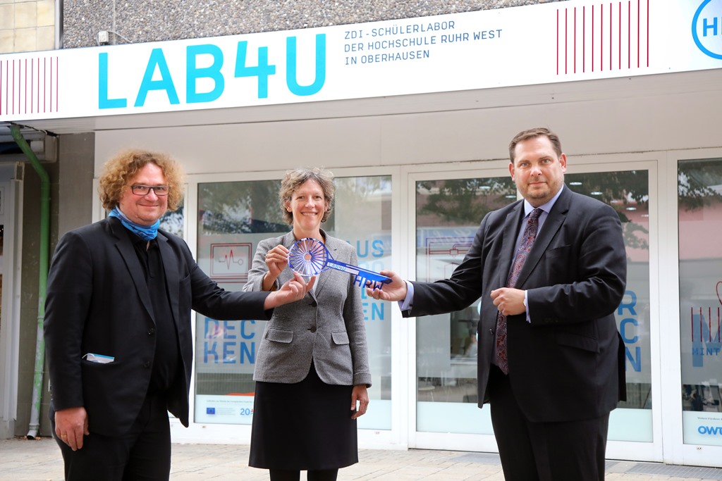 Oberhausens Oberbürgermeister Daniel Schranz (rechts), Hochschulpräsidentin Prof. Dr.-Ing. Susanne Staude und Prof. Dr. Uwe Handmann, Foto: Kerstin Bögeholz/HRW