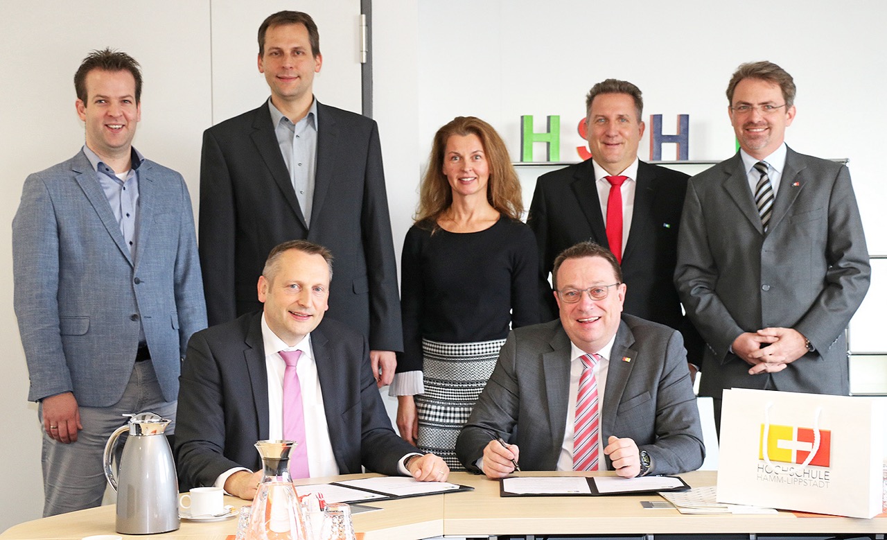 Hintere Reihe (v.l.n.r.): Thorsten Kluger (Stellvertretender Schulleiter), Maik Bäumer (Verwaltungsleiter Anne-Frank-Gymnasium), Prof. Dr.-Ing. Petra Rolfes-Gehrmann, Prof. Dr. Peter Britz, Prof. Dr.-Ing Jens Spirgatis (Department Hamm 2, HSHL) Vordere Reihe (v.l.n.r.): Marcel Damberg (Schulleiter), Prof. Dr. Klaus Zeppenfeld (HSHL-Präsident)