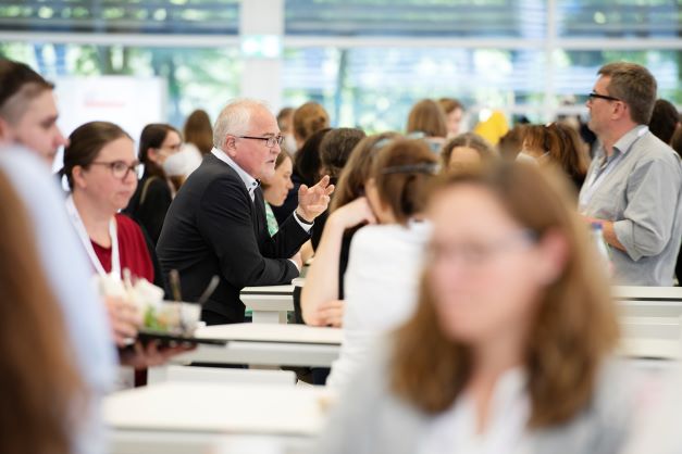 Besucher:innen des zdi-Community-Events im Austausch