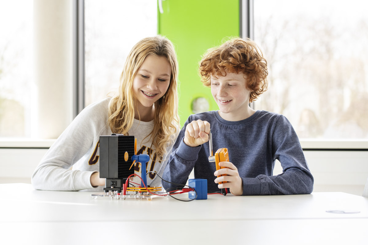 Schüler:innen beschäftigen sich mit dem Thema Umwelt und erneuerbare Energie durch ein Experiment.