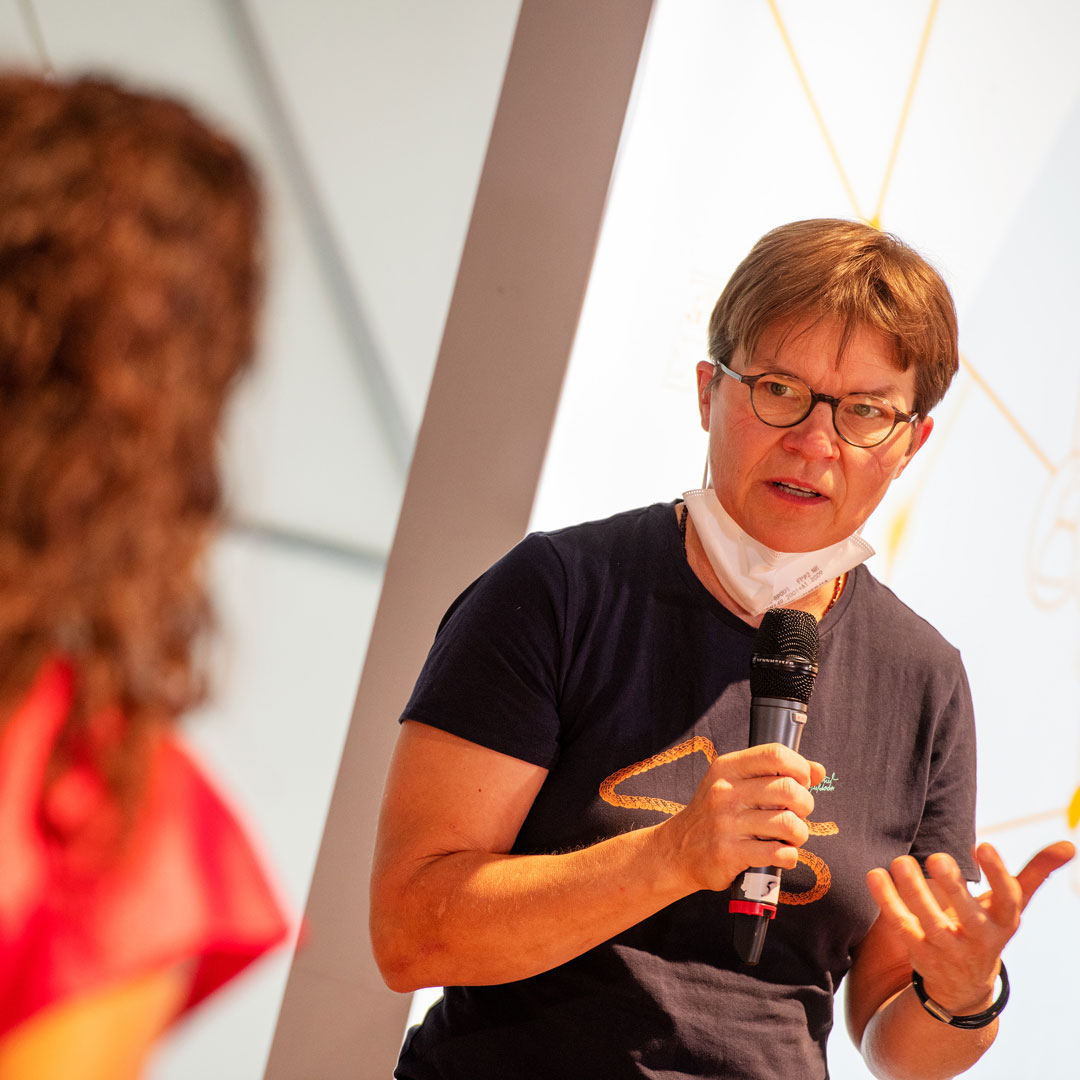 Die Mutter der Gewinnerin der Kategorie Beste Gestaltung nimmt den Preis entgegen. © zdi.NRW