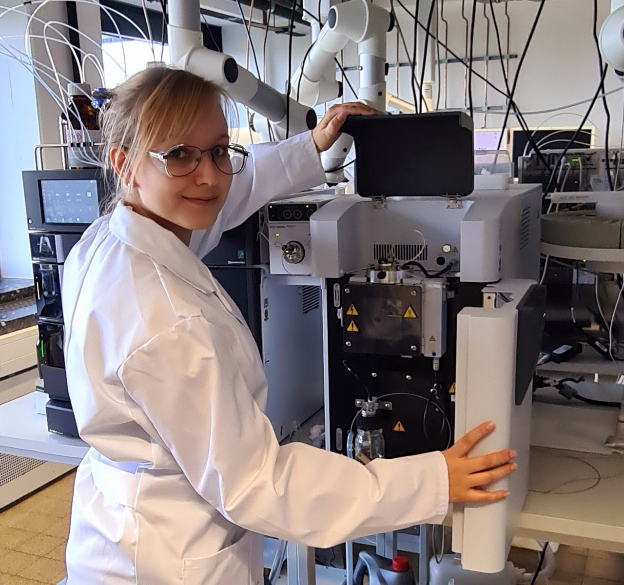 Pia Münstermann bei der HPLC-MS. © Pia Münstermann