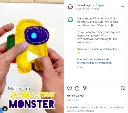 Das Bild zeigt einen Instagram-Post des Accounts shemakes_eu. Auf ihm zu sehen ist eine kleine, gelbe Figur aus Filz, im Beschreibungstext steht auf Englisch: "Wer sagt, das kleine Monster nicht niedlich sein können? Wir haben unseren gelben Freund 'Casimiro' genannt. Möchtest du dein eigenes interaktives Monster gestalten? Dann besuche www.shemakes.eu/learning für die Anleitung. Erstellt mit der Unterstützung von @fablableon."