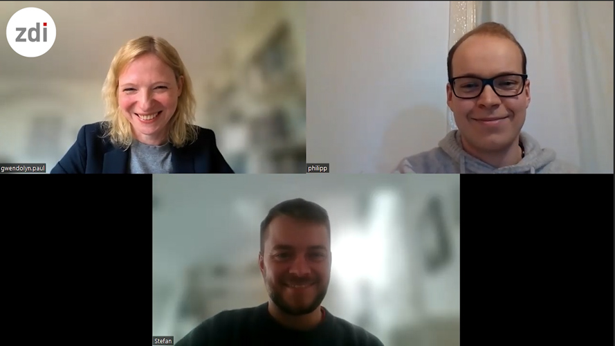 Das Bild zeigt einen Screenshot aus dem Online-Gespräch. Oben links ist Gwendolyn Paul zu sehen, rechts davon Philipp Lindner und unten in der Mitte Stefan Lindner. Alle lächeln in die Kameras. Oben links in der Ecke befindet sich das zdi-Logo.