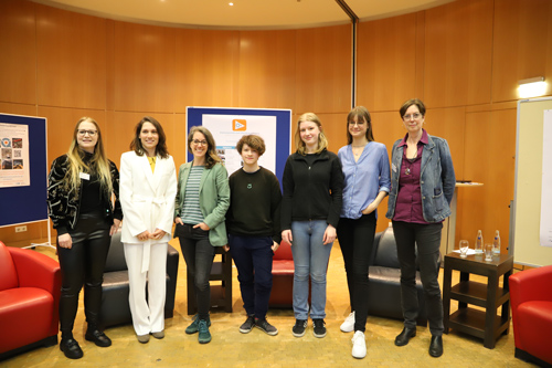 Das Foto zeigt die Teilnehmerinnen der Podiumsdiskussion. Sie stehen nebeneinander in einer Reihe und blicken lächelnd in die Kamera.