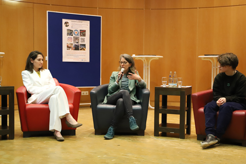 Das Foto zeigt eine Situation in der Gesprächsrunde. Kerstin Helmerdig in der Mitte hat das Mikrofon und spricht, während weitere Diskussionsteilnehmerinnen rechts und links von ihr zuhören.