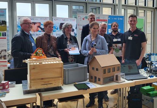 Das Foto zeigt eine Gruppe Menschen. Wer genau zu sehen ist, verrät die Bildunterschrift.