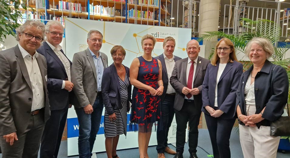 Das Foto zeigt v.l.n.r.: Georg Mertens, Ralf Holtkötter, Wilhelm Grafen, Brigitte Capune-Kitka, Ina Brandes, Markus Ramers, Frank Peter Ullrich, Jennifer Gramm,Sybille Haußmann