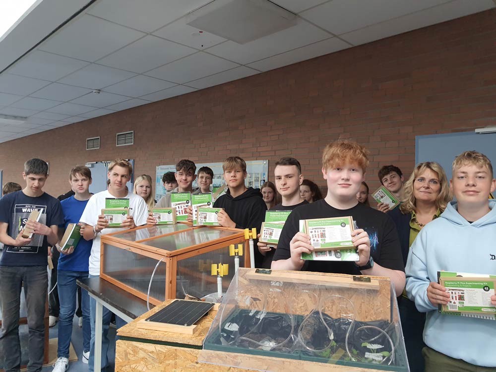 Die Schüler:innen des Heriburg-Gymnasiums zeigen stolz die Preise der zdi-Science League und ihre Gewächshäuser.