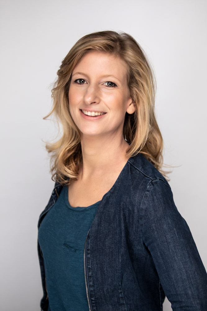 Das Foto zeigt Carmen Köhler, die in die Kamera lächelt.