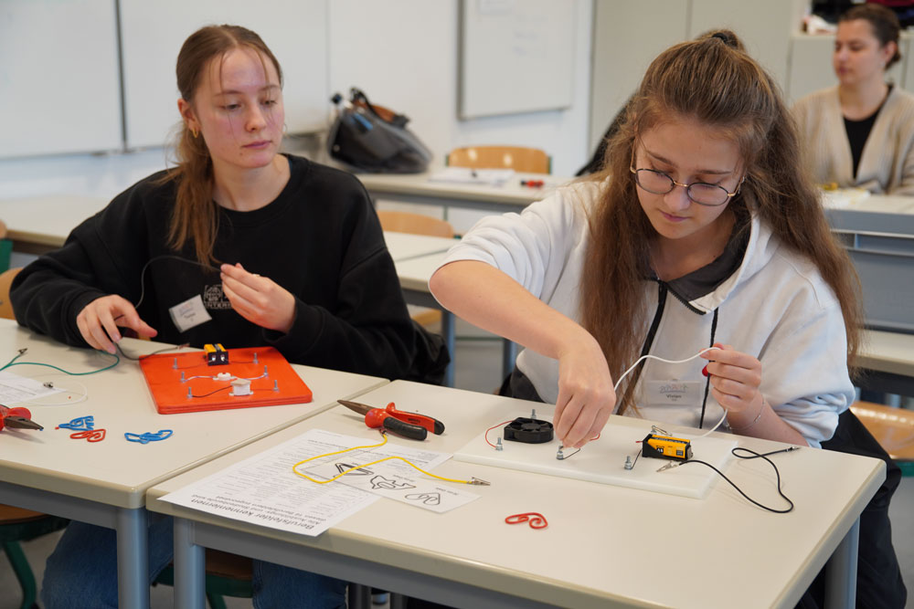 Eine Gruppe Mädchen arbeitet beim zdi-Mädchen-Camp an einem Projekt.