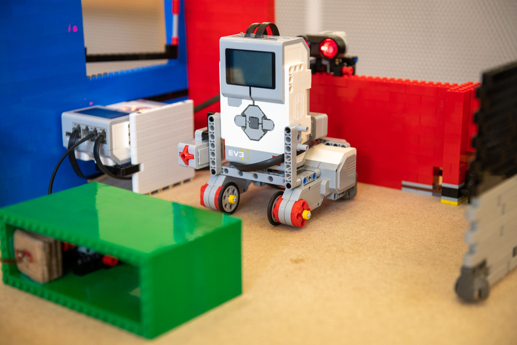 Ein Tisch mit einem zdi-Roboterwettbewerb Lego-Roboter darauf.