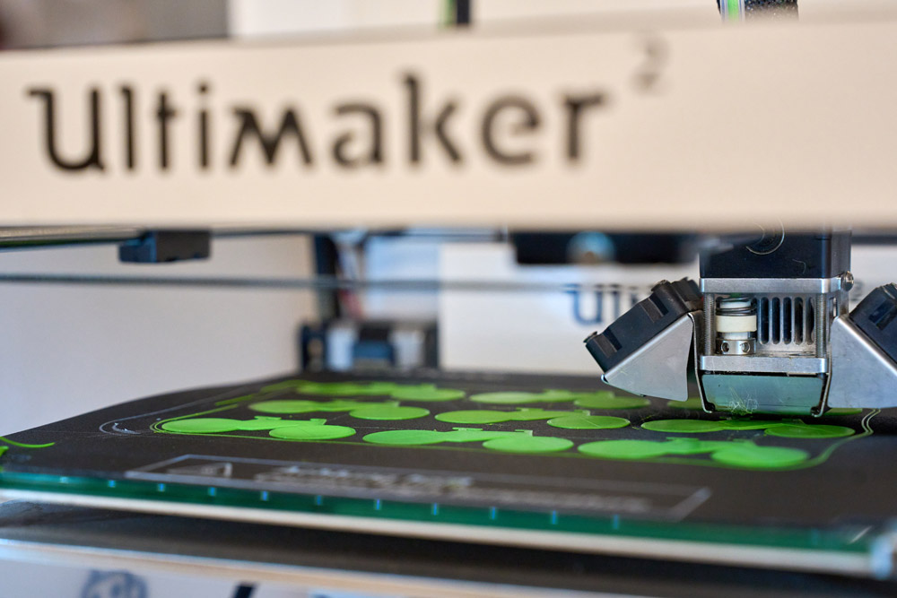 Ein grüner Ultimatemaker 3D-Drucker mit der Aufschrift „Ultimatemaker“.