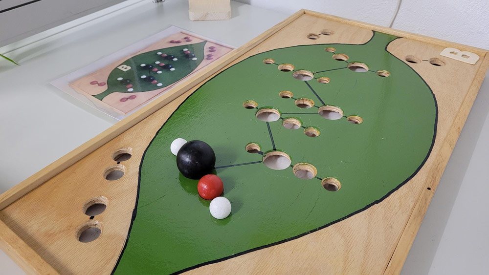 Ein Brettspiel mit einem Blatt darauf.