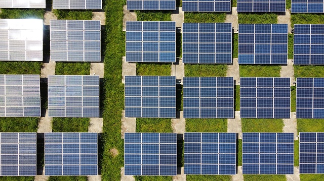 Mehrere quadratische Solarpanel, die parallel geschaltet sind.