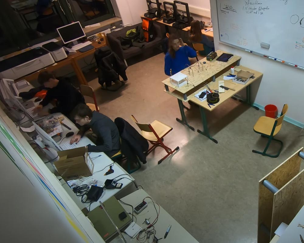 Eine Gruppe von Menschen, die in einem Raum an Computern arbeiten.