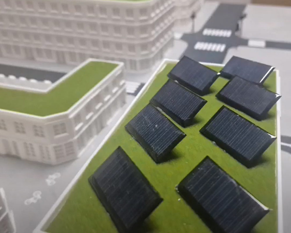 Ein Modell von Solarpaneelen auf einem Gebäude.