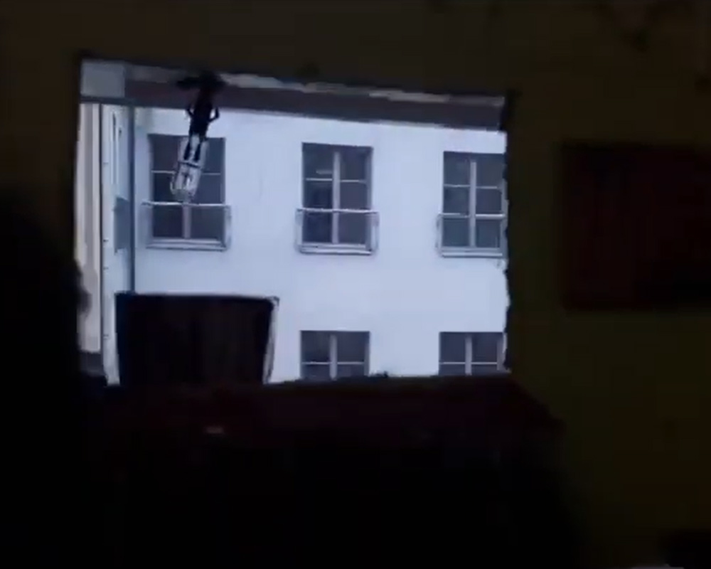 Eine solarbetriebene Lampe in einem Hausmodell.
