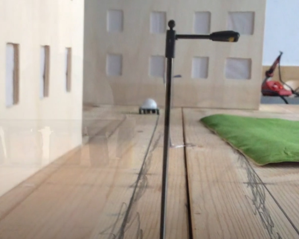 Ein Modell einer Straßenlaterne auf einem Holztisch.