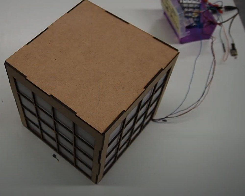 Das Modell eines Hauses mit vielen Fenstern und ausgeschaltetem Licht.