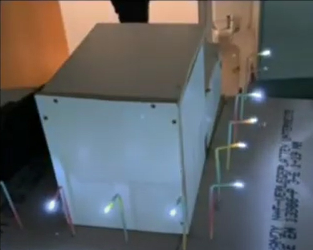 Ein Modell eines Hauses mit Lichtern.