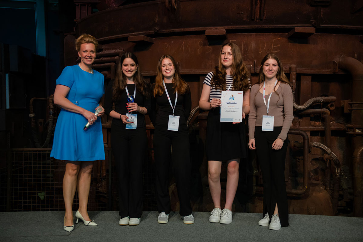 Ministerin Brandes mit den Gewinnerinnen der Science League 2023/24 auf einer Bühne.