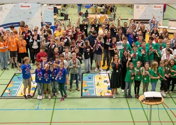 Staatssekretärin Gonca Türkeli-Dehnert kürt Gewinner:innen des zdi-Roboterwettbewerbs 2024