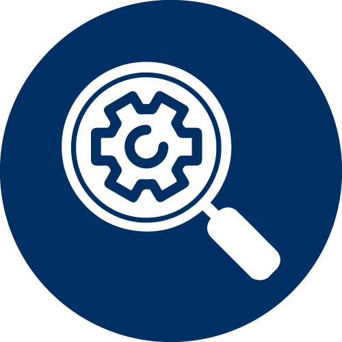 Eine weiße Lupe befindet sich über einem Zahnradsymbol auf einem dunkelblauen, runden Hintergrund. Dieses Bild steht für die Suche oder Analyse von Einstellungen oder technischen Prozessen.