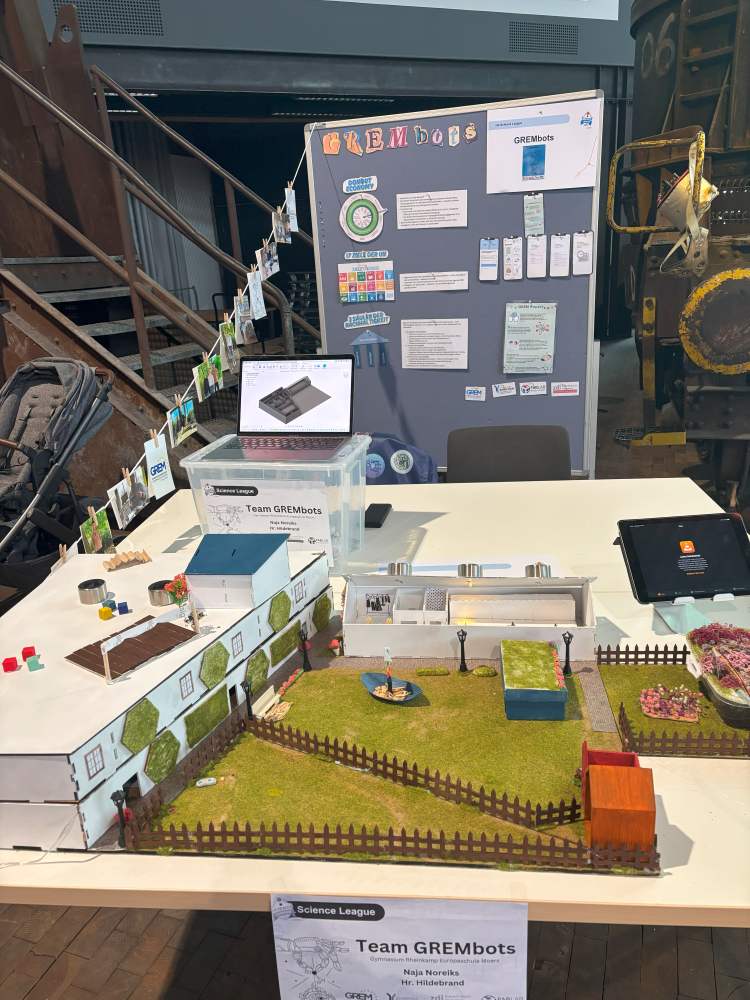 Modell einer nachhaltigen Wohnanlage von Team GREMbots auf einem Ausstellungstisch