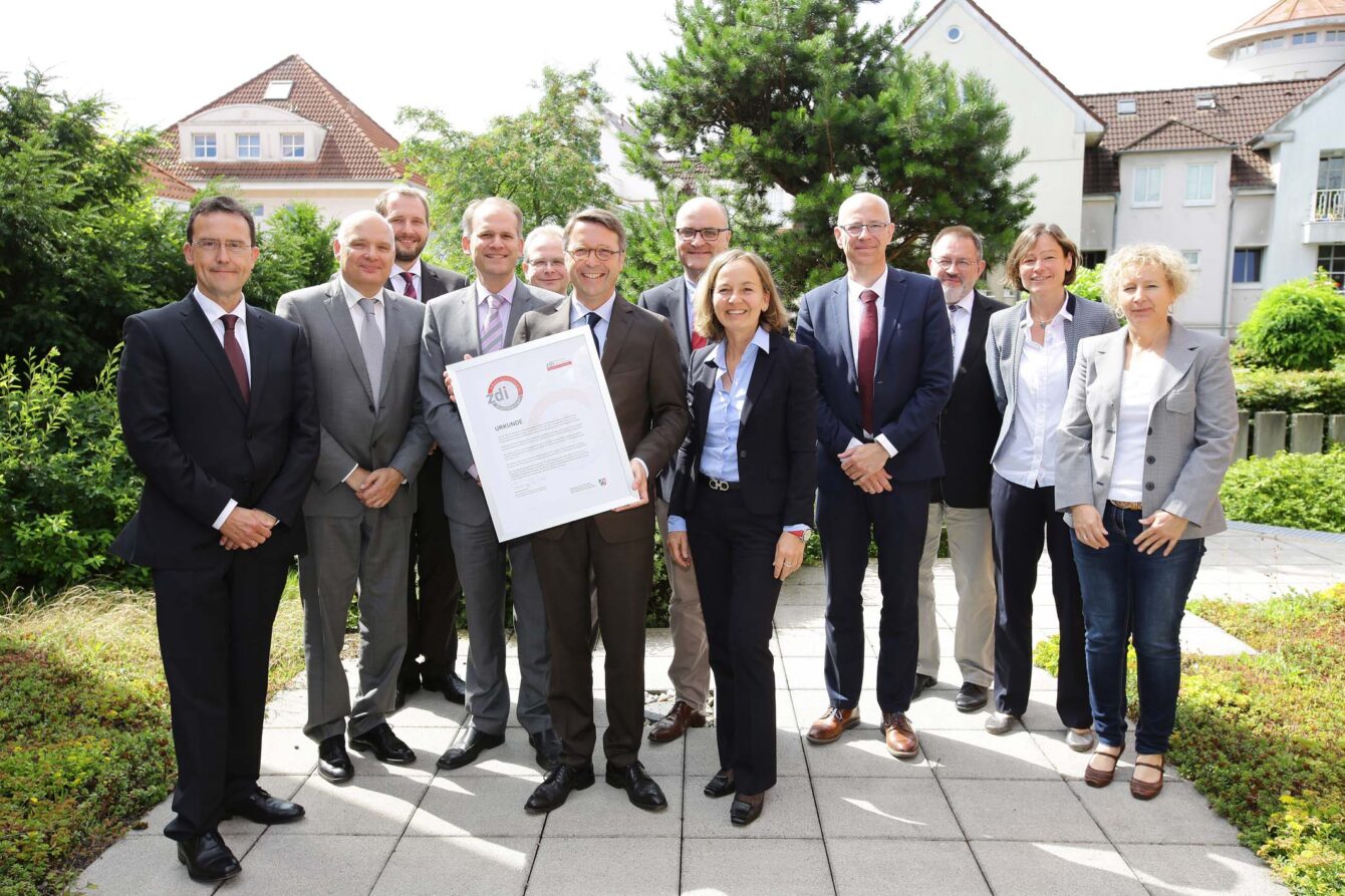 Neuer Träger für das Netzwerk Zukunft durch Innovation: Die Invest Region Viersen hat Anfang Juli die Trägerschaft von der Stadt Nettetal übernommen. Peter Hauptmann (mit Urkunde), Geschäftsführer der Invest Region Viersen, freut sich gemeinsam mit Christian Wagner (4. v.l.), Bürgermeister der Stadt Nettetal, Vertretern der Invest Region Viersen, der Stadt Nettetal und des Landesministeriums für Forschung über die offizielle Urkunde des Landes.