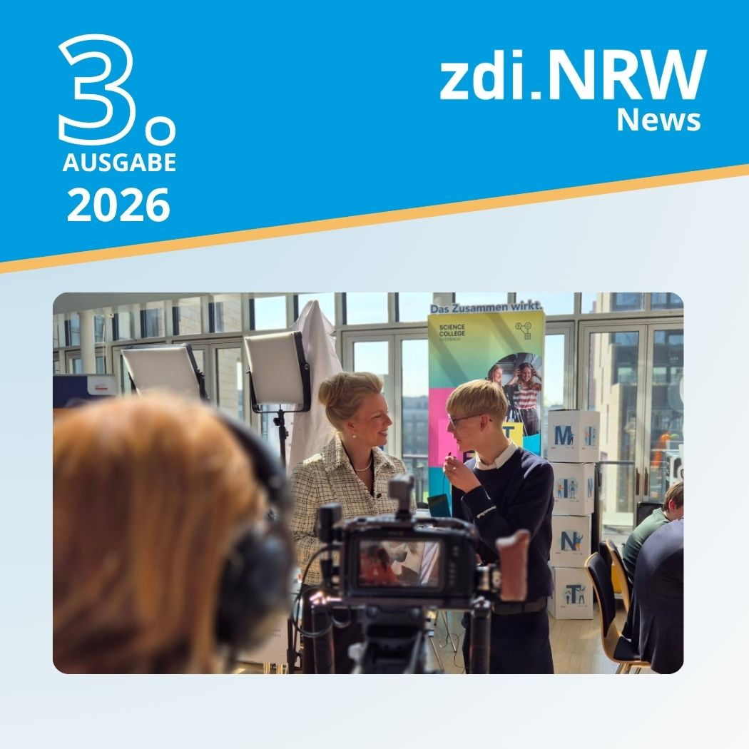 Titelbild der zdi.NRW News, Ausgabe 3/2026: Interviewaufnahme in einem hellen Raum mit Kamera und zwei Personen im Gespräch
