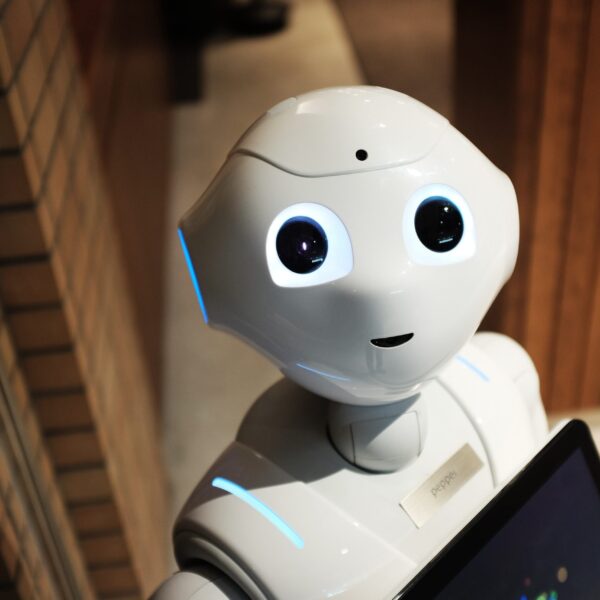 Intelligente Assistenz für den Menschen: KI und Robotik unter der Lupe