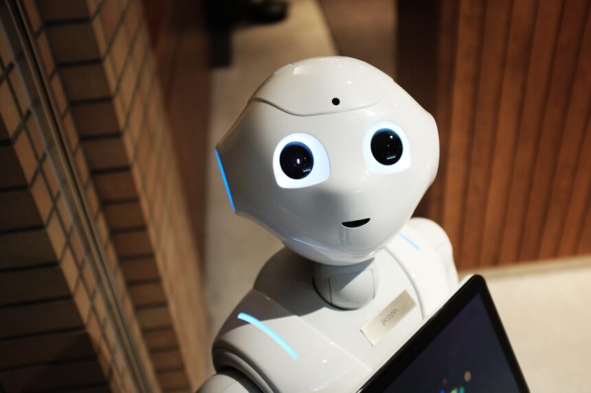 Das Foto zeigt den Roboter Pepper, der in die Kamera blickt.