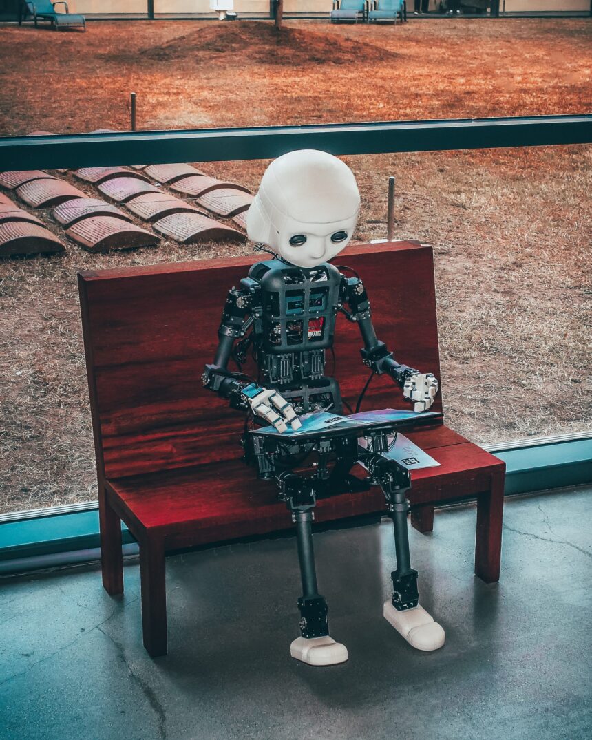 Ein Roboter sitzt auf einer Bank.