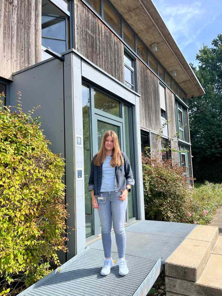 Vanessa Kriebel steht vor einem Gebäude.